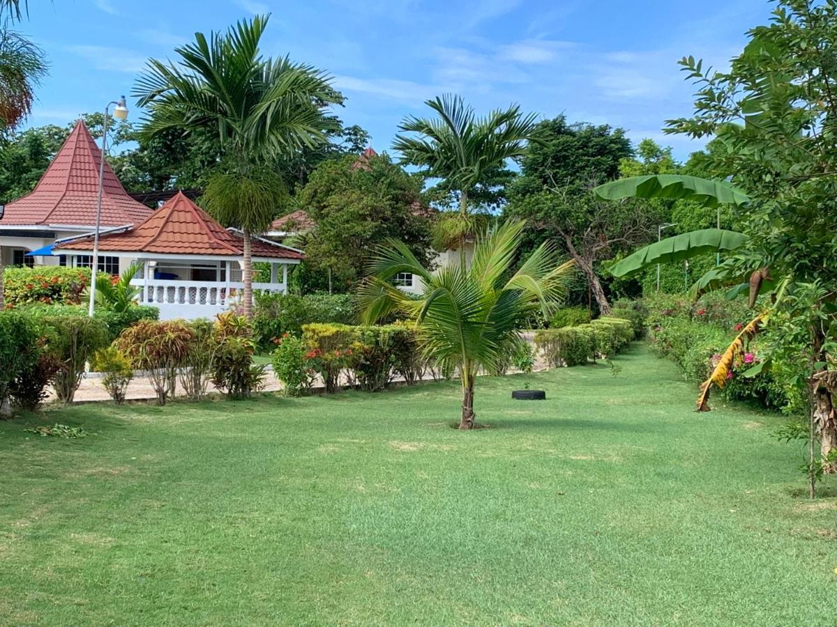 Whistling Villa Runaway Bay Buitenkant foto