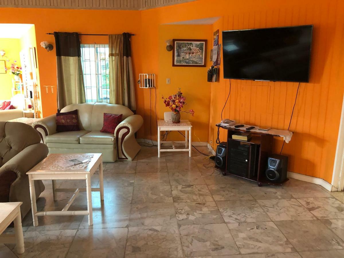 Whistling Villa Runaway Bay Buitenkant foto